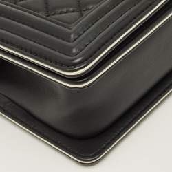 مملوكة مسبقًا حقيبة شانيل بوي يد علوية جلد مبطنة أسود/أبيض صغيرة