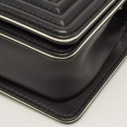 مملوكة مسبقًا حقيبة شانيل بوي يد علوية جلد مبطنة أسود/أبيض صغيرة