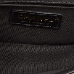 مملوكة مسبقًا حقيبة شانيل بوي يد علوية جلد مبطنة أسود/أبيض صغيرة