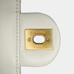 مملوكة مسبقًا Chanel White Small Chic Pearls Flap