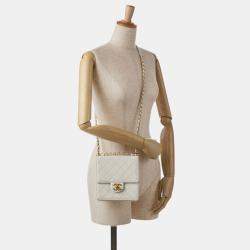 مملوكة مسبقًا Chanel White Small Chic Pearls Flap