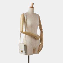 مملوكة مسبقًا Chanel White Small Chic Pearls Flap