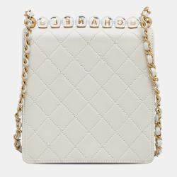 مملوكة مسبقًا Chanel White Small Chic Pearls Flap