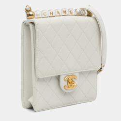 مملوكة مسبقًا Chanel White Small Chic Pearls Flap