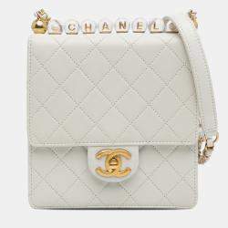 مملوكة مسبقًا Chanel White Small Chic Pearls Flap
