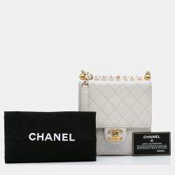 مملوكة مسبقًا Chanel White Mini Chic Pearls Crossbody
