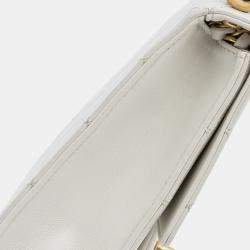 مملوكة مسبقًا Chanel White Mini Chic Pearls Crossbody