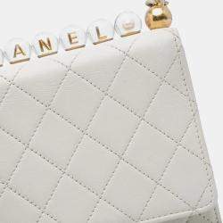مملوكة مسبقًا Chanel White Mini Chic Pearls Crossbody