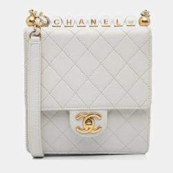 مملوكة مسبقًا Chanel White Mini Chic Pearls Crossbody