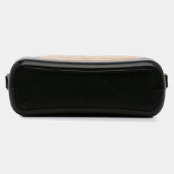 مملوكة مسبقًا حقيبة شانيل جابرييل كروس بودي بجلد الخروف ثنائية اللون وسط بني أسود