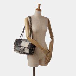 Pre Owned حقيبة شانيل بإبزيم واحد من الباتشوورك والجيرسيه الأبيض والحجم الكبير من مادة بي في سي والتويد