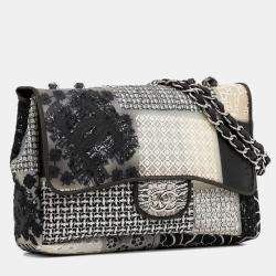 Pre Owned حقيبة شانيل بإبزيم واحد من الباتشوورك والجيرسيه الأبيض والحجم الكبير من مادة بي في سي والتويد