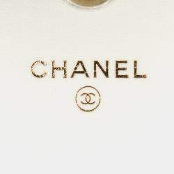 مملوكة مسبقًا محفظة على سلسلة شانيل بيضاء مزينة بالسلاسل