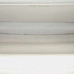 مملوكة مسبقًا محفظة على سلسلة شانيل بيضاء مزينة بالسلاسل