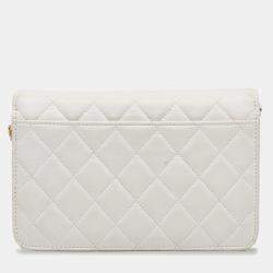 مملوكة مسبقًا محفظة على سلسلة شانيل بيضاء مزينة بالسلاسل