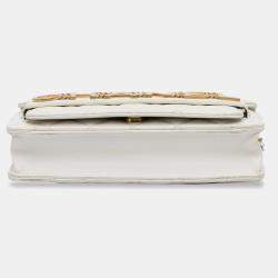 مملوكة مسبقًا محفظة على سلسلة شانيل بيضاء مزينة بالسلاسل