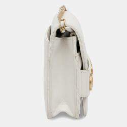 مملوكة مسبقًا محفظة على سلسلة شانيل بيضاء مزينة بالسلاسل