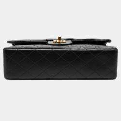 مملوكة مسبقًا حقيبة شانيل كلاسيك جلد الخروف سوداء حجم متوسط مزدوجة الرفرف