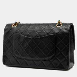 مملوكة مسبقًا حقيبة شانيل كلاسيك جلد الخروف سوداء حجم متوسط مزدوجة الرفرف