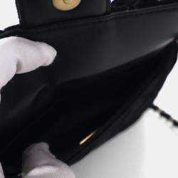 مملوكة مسبقًا Chanel Small Velvet Wavy CC Hobo