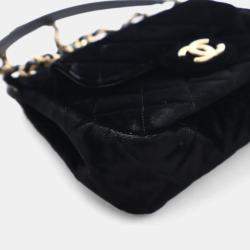 مملوكة مسبقًا Chanel Small Velvet Wavy CC Hobo