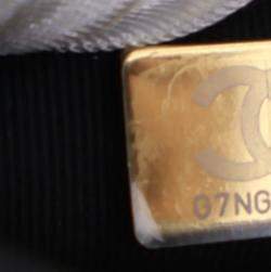 مملوكة مسبقًا Chanel Small Velvet Wavy CC Hobo