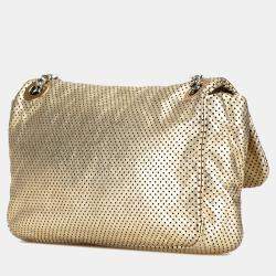 مملوكة مسبقًا حقيبة شانيال ذهبية وسط جلد العجل المثقوب ريإشيو دريل فلاب