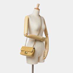 Pre Owned حقيبة شانيل كلاسيك بشكل مستطيل صغير صفراء بجلد برّاق ذات رفرف فردي