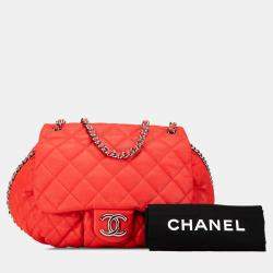 Pre Owned حقيبة شانيل حمراء كبيرة مبطنة جلد الخراف مع سلسلة حول الفتحة