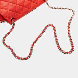 Pre Owned حقيبة شانيل حمراء كبيرة مبطنة جلد الخراف مع سلسلة حول الفتحة