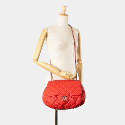 Pre Owned حقيبة شانيل حمراء كبيرة مبطنة جلد الخراف مع سلسلة حول الفتحة