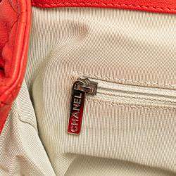 Pre Owned حقيبة شانيل حمراء كبيرة مبطنة جلد الخراف مع سلسلة حول الفتحة