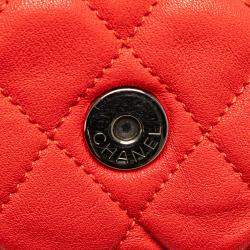 Pre Owned حقيبة شانيل حمراء كبيرة مبطنة جلد الخراف مع سلسلة حول الفتحة