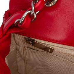 مملوكة مسبقًا حقيبة غطاء شانيل مثقبة جلد الحمل الأحمر متوسطة الحجم