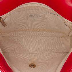 مملوكة مسبقًا حقيبة غطاء شانيل مثقبة جلد الحمل الأحمر متوسطة الحجم