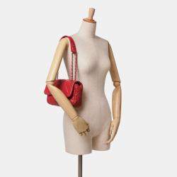 مملوكة مسبقًا حقيبة غطاء شانيل مثقبة جلد الحمل الأحمر متوسطة الحجم