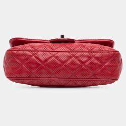 مملوكة مسبقًا حقيبة غطاء شانيل مثقبة جلد الحمل الأحمر متوسطة الحجم