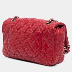 مملوكة مسبقًا حقيبة غطاء شانيل مثقبة جلد الحمل الأحمر متوسطة الحجم