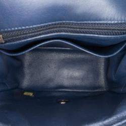 مملوكة مسبقًا حقيبة شانيل كلاسيك صغيرة مربعة شيفرون براءة غطاء منفردة باللون الأزرق