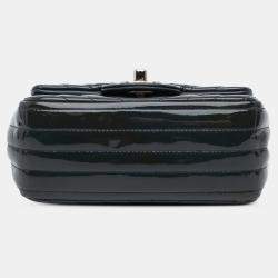 مملوكة مسبقًا حقيبة شانيل كلاسيك صغيرة مربعة شيفرون براءة غطاء منفردة باللون الأزرق