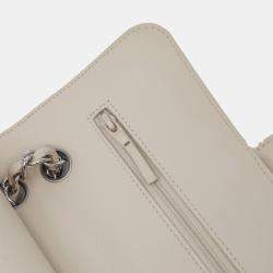 مملوكة مسبقًا حقيبة رفرف مزدوجة شانيل أيقونية بيضاء صغيرة من جلد الحمل قرضي