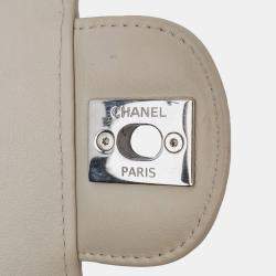 مملوكة مسبقًا حقيبة رفرف مزدوجة شانيل أيقونية بيضاء صغيرة من جلد الحمل قرضي