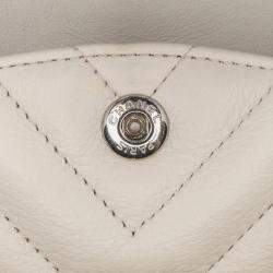 مملوكة مسبقًا حقيبة رفرف مزدوجة شانيل أيقونية بيضاء صغيرة من جلد الحمل قرضي