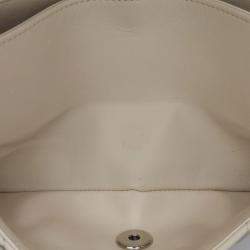 مملوكة مسبقًا حقيبة رفرف مزدوجة شانيل أيقونية بيضاء صغيرة من جلد الحمل قرضي