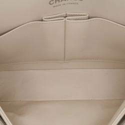 مملوكة مسبقًا حقيبة رفرف مزدوجة شانيل أيقونية بيضاء صغيرة من جلد الحمل قرضي