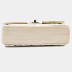 مملوكة مسبقًا حقيبة رفرف مزدوجة شانيل أيقونية بيضاء صغيرة من جلد الحمل قرضي