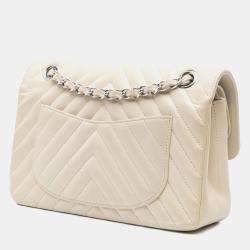 مملوكة مسبقًا حقيبة رفرف مزدوجة شانيل أيقونية بيضاء صغيرة من جلد الحمل قرضي