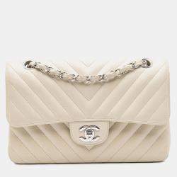 مملوكة مسبقًا حقيبة رفرف مزدوجة شانيل أيقونية بيضاء صغيرة من جلد الحمل قرضي