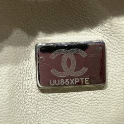 مملوكة مسبقًا حقيبة رفرف مزدوجة شانيل أيقونية بيضاء صغيرة من جلد الحمل قرضي