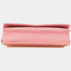 مملوكة مسبقًا محفظة شانيل سلسلة على شريط كامليا جلد خروف منقوش زهري بماركة CC